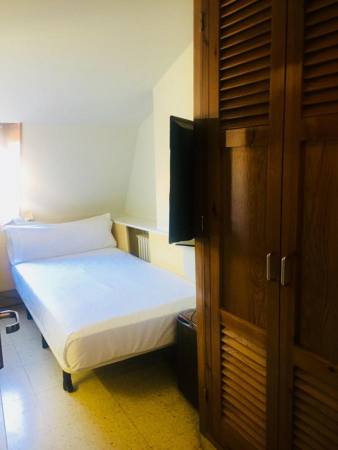 Hotel Budget Urpi Center Sabadell Esterno foto