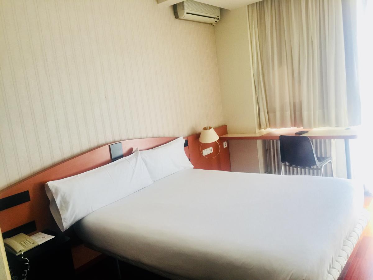 Hotel Budget Urpi Center Sabadell Esterno foto